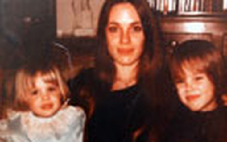 Công bố loạt ảnh hiếm về thời thơ ấu của Angelina Jolie